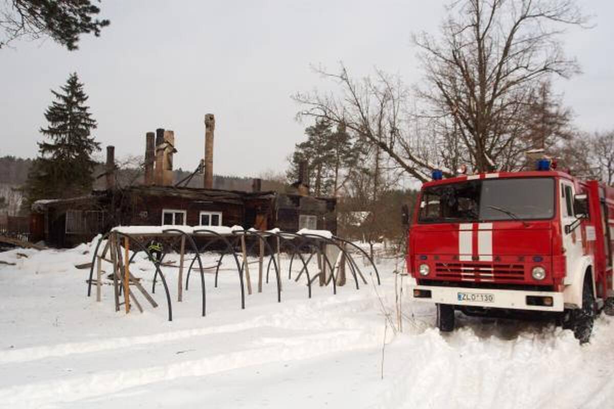 Prestižinėje Laurų gatvėje gaisras be pastogės paliko penkias šeimas