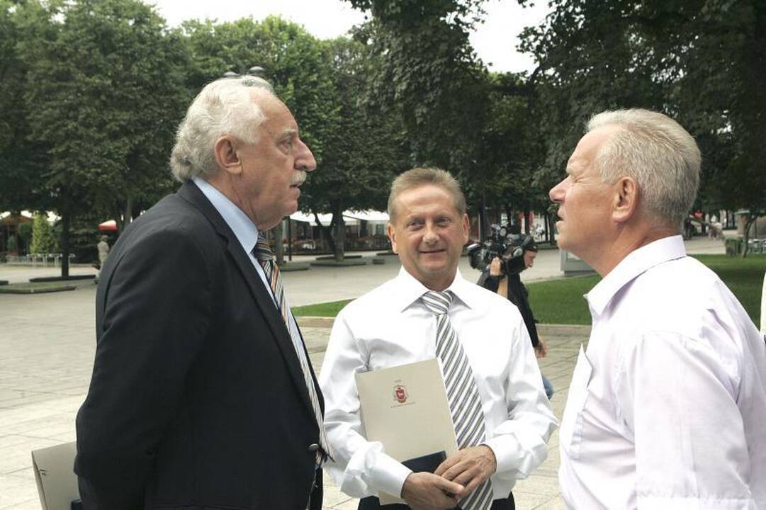 Kauno miesto savivaldybės taryba apdovanojo krepšinio veteranus