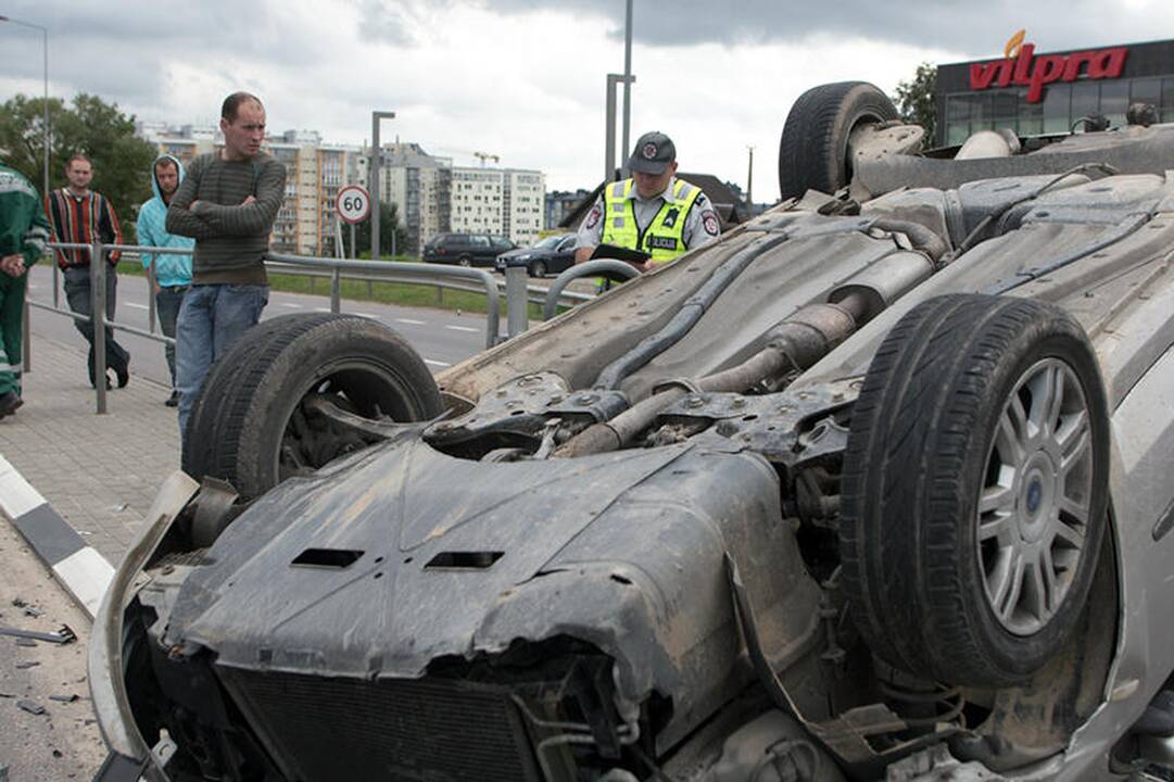 Lėkdamas per draudžiamą šviesoforo signalą apvirto automobilis