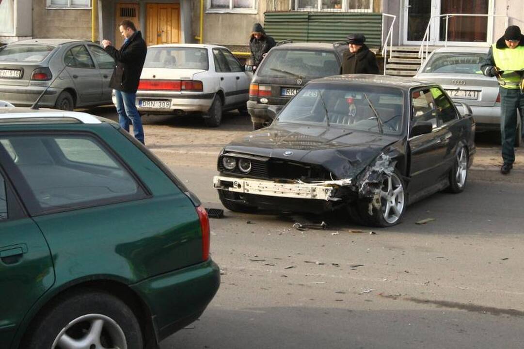 Girtas BMW vairuotojas Kaune traiškė automobilius