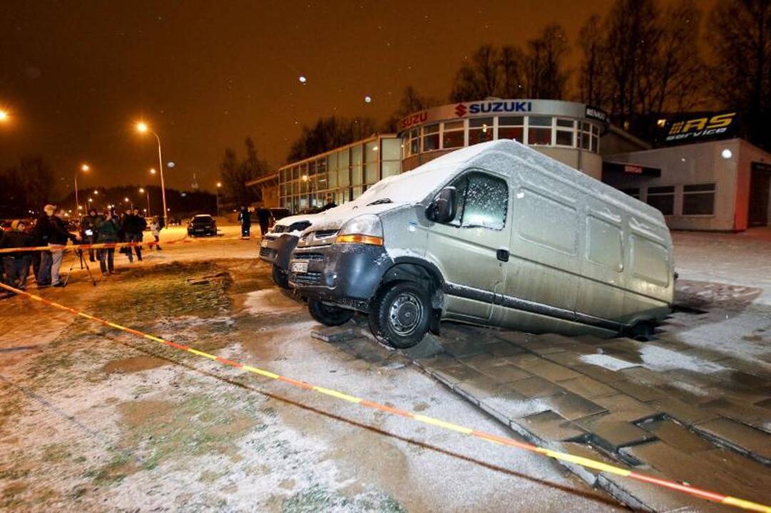 Vilniuje į gilią smegduobę įkrito du automobiliai