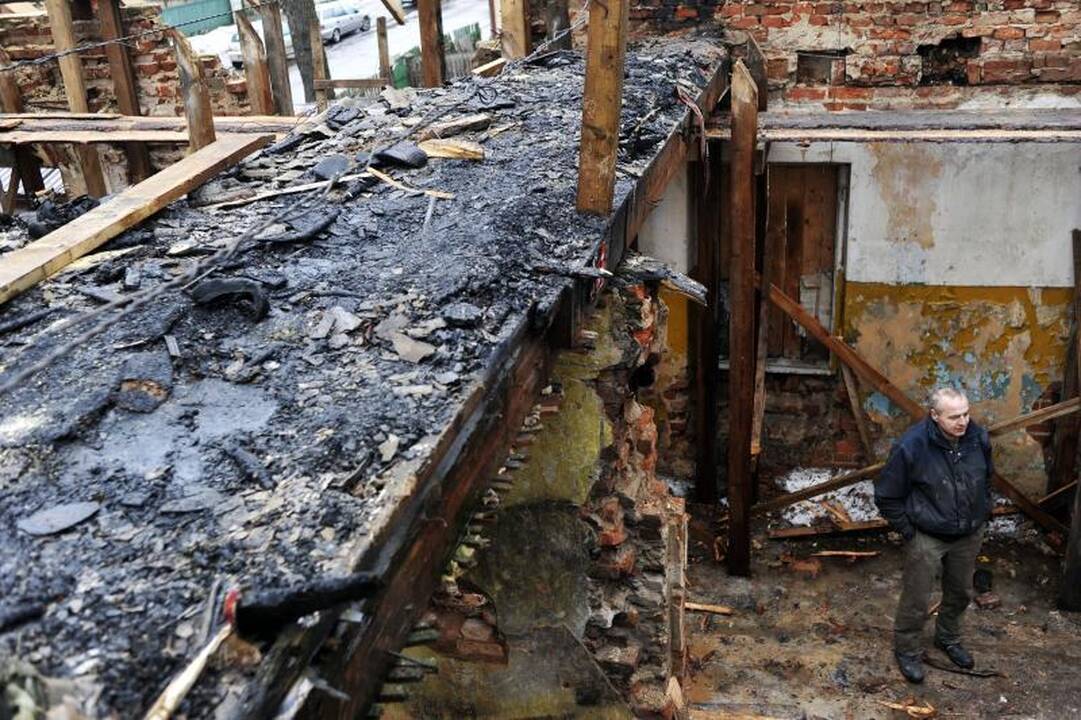 Naujo šeimininko A.Galdiko namas lauks su laikinu stogu