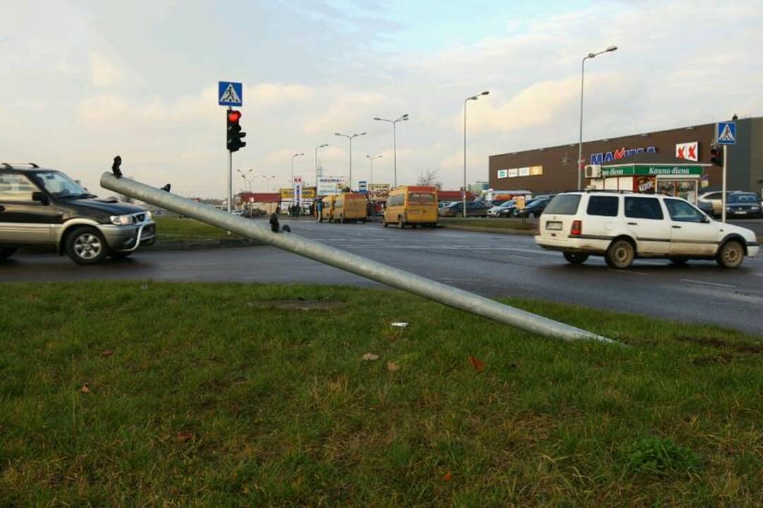 Kaune autobusas rėžėsi į „Audi“ ir nuvertė šviesoforą