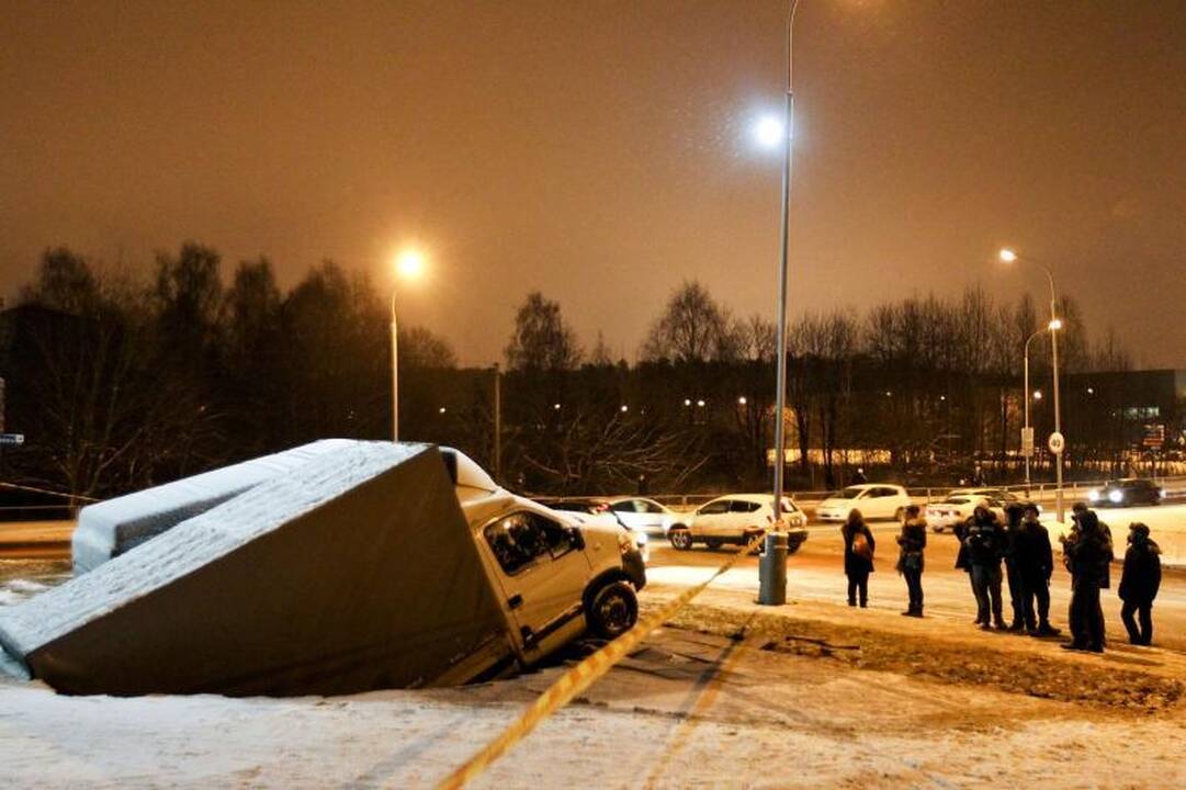 Vilniuje į gilią smegduobę įkrito du automobiliai