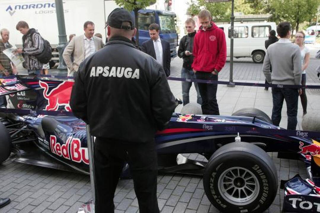 "Formulės 1" bolidas laksto po sostinę be Davido Coulthardo