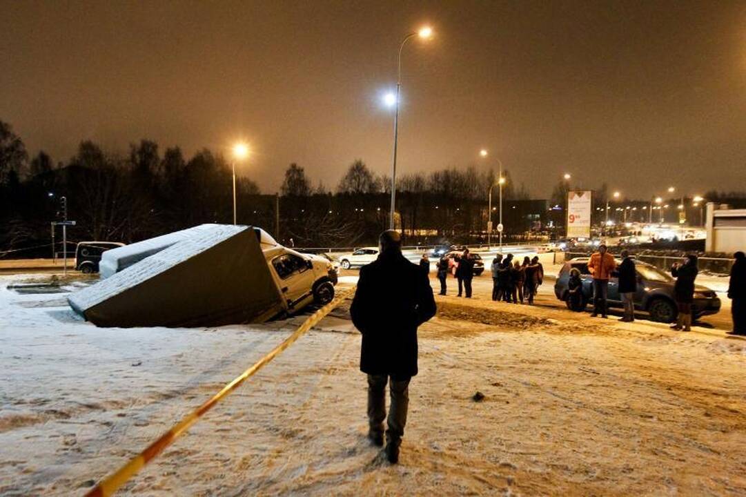 Vilniuje į gilią smegduobę įkrito du automobiliai