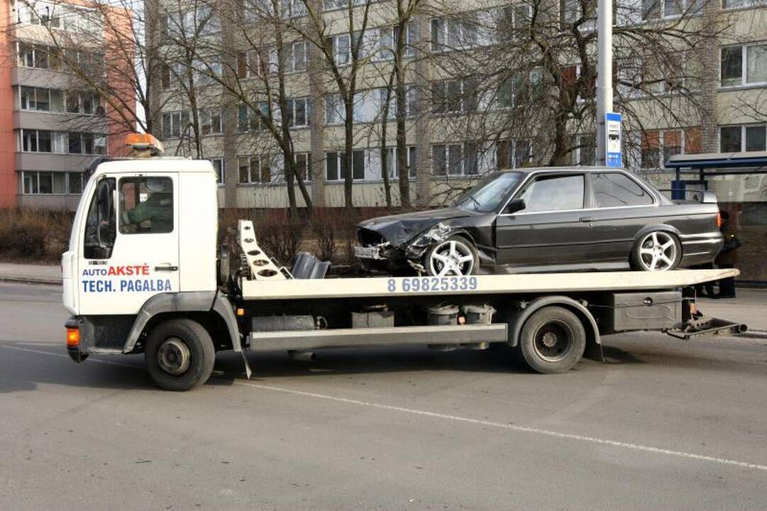 Girtas BMW vairuotojas Kaune traiškė automobilius