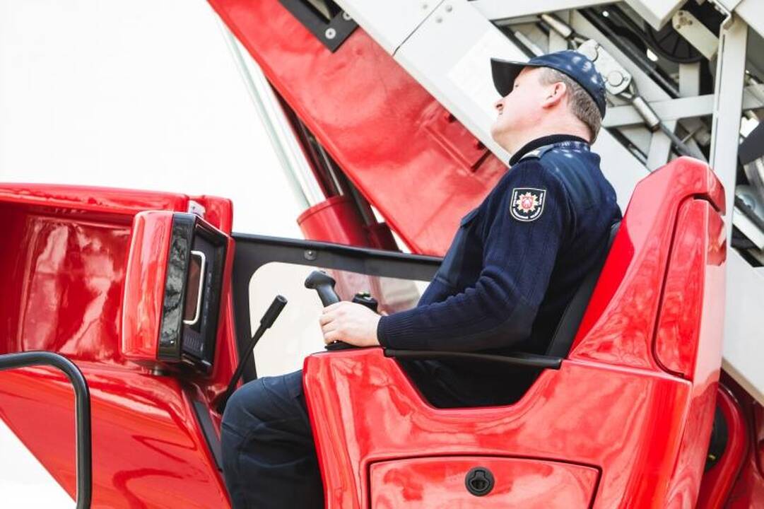 Gesinti Lėlių teatro sulėkė 7 ugniagesių automobiliai