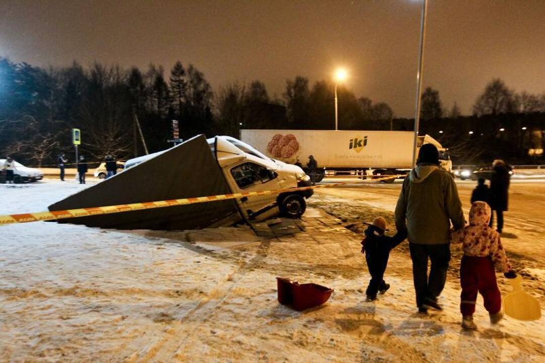 Vilniuje į gilią smegduobę įkrito du automobiliai