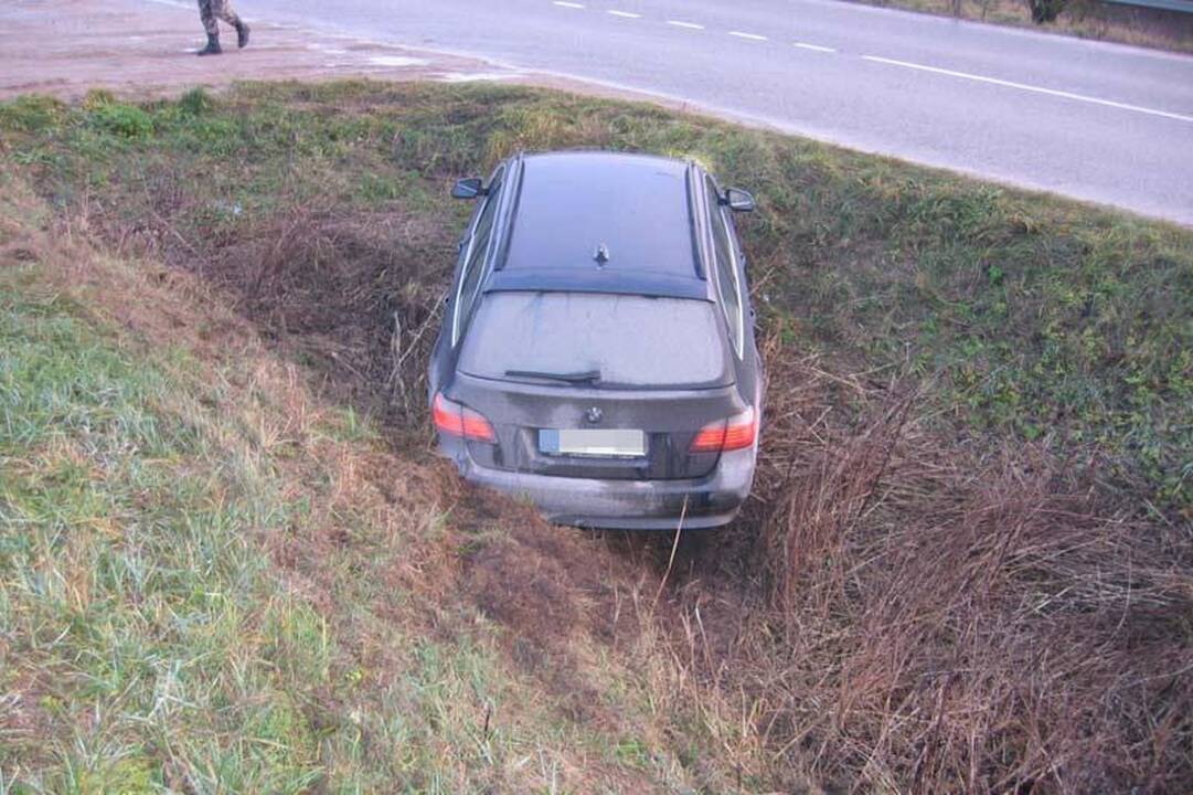 Kaunietis su Švedijoje vogtu automobiliu užstrigo griovyje