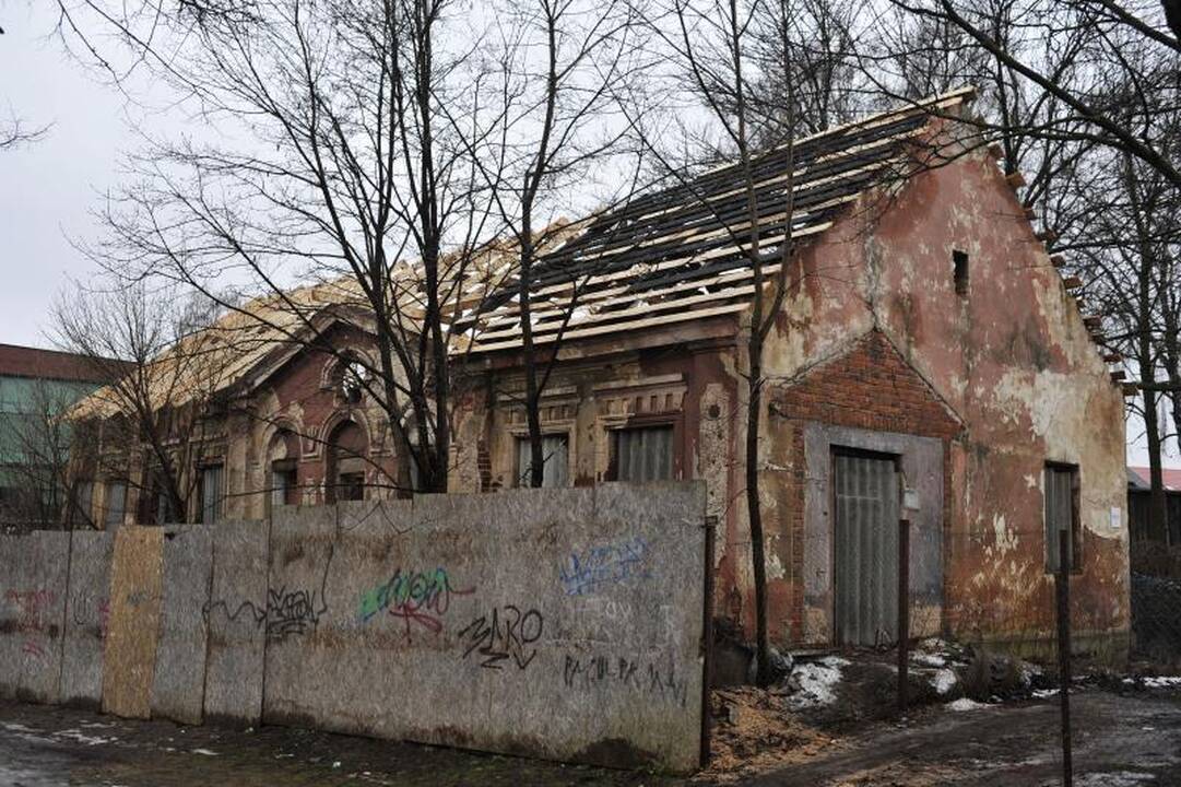 Naujo šeimininko A.Galdiko namas lauks su laikinu stogu