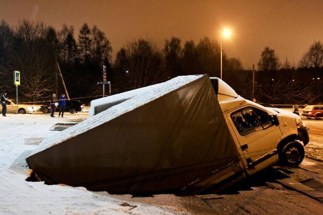 Vilniuje į gilią smegduobę įkrito du automobiliai
