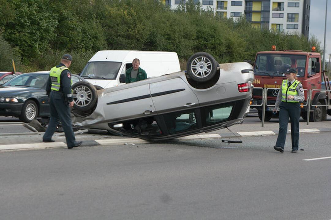 Lėkdamas per draudžiamą šviesoforo signalą apvirto automobilis