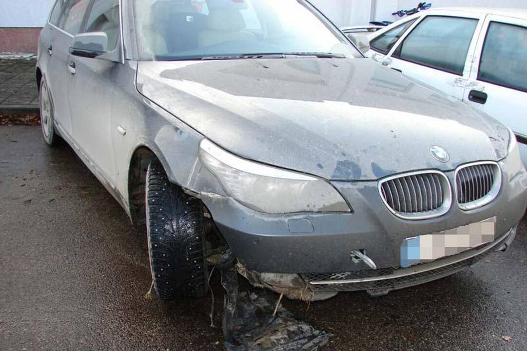 Kaunietis su Švedijoje vogtu automobiliu užstrigo griovyje