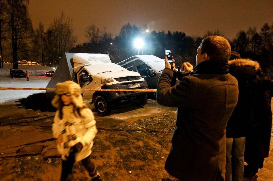 Vilniuje į gilią smegduobę įkrito du automobiliai
