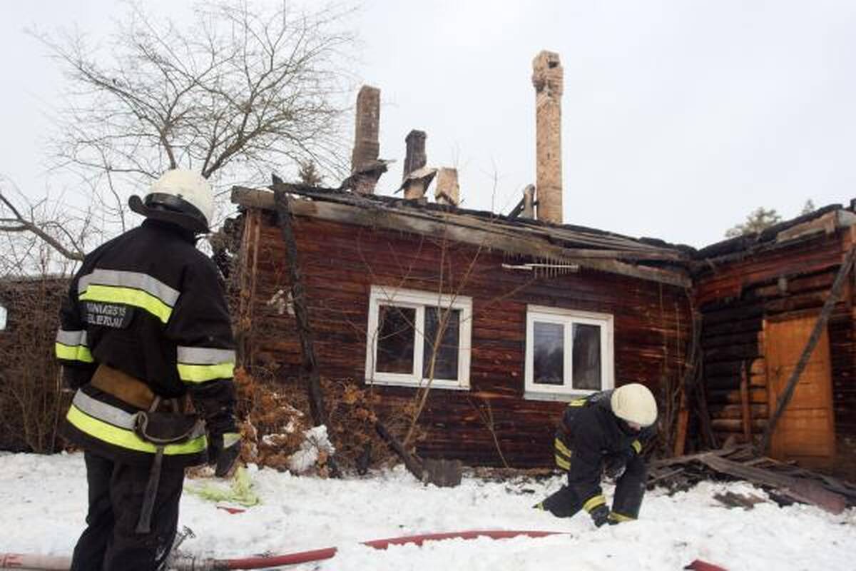 Prestižinėje Laurų gatvėje gaisras be pastogės paliko penkias šeimas