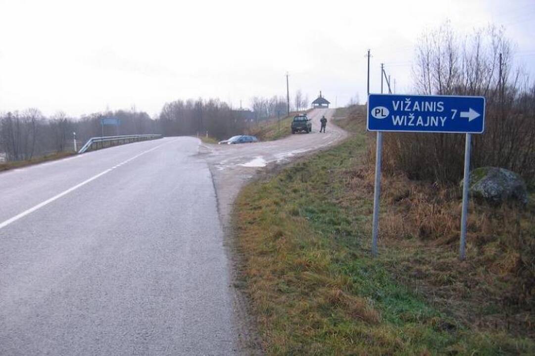 Kaunietis su Švedijoje vogtu automobiliu užstrigo griovyje