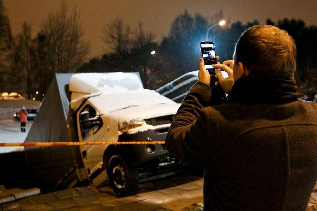 Vilniuje į gilią smegduobę įkrito du automobiliai
