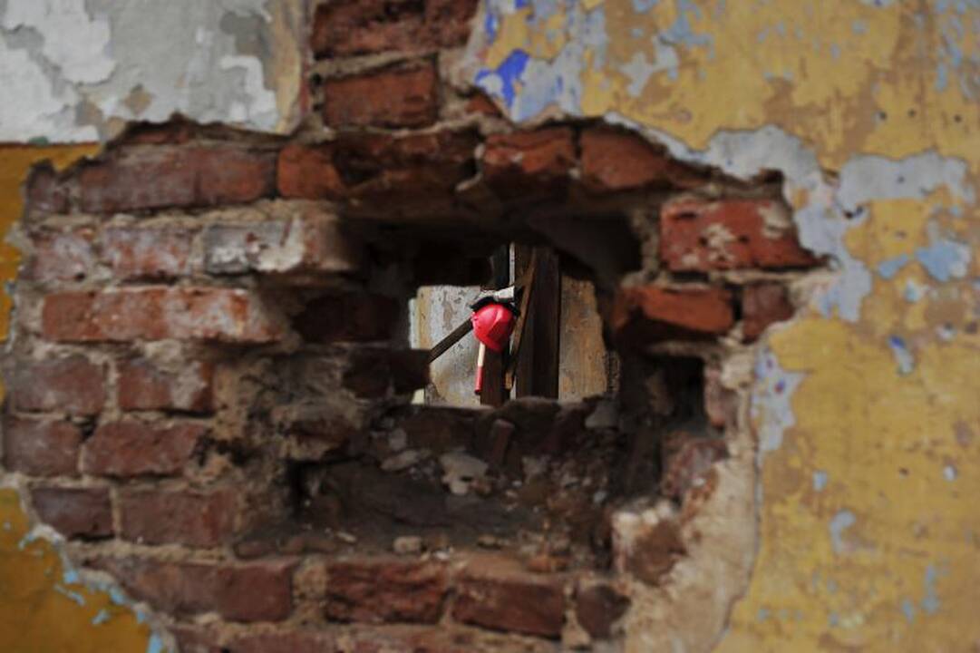 Naujo šeimininko A.Galdiko namas lauks su laikinu stogu