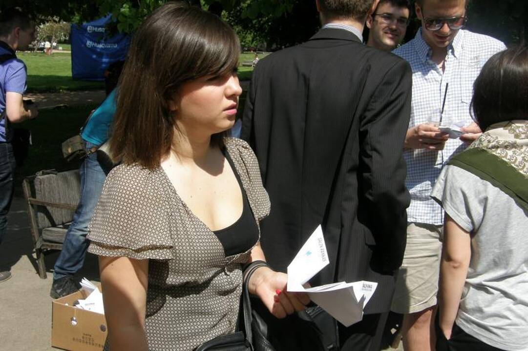 Piketas prie Ūkio ministerijos – su vilties balandžiais
