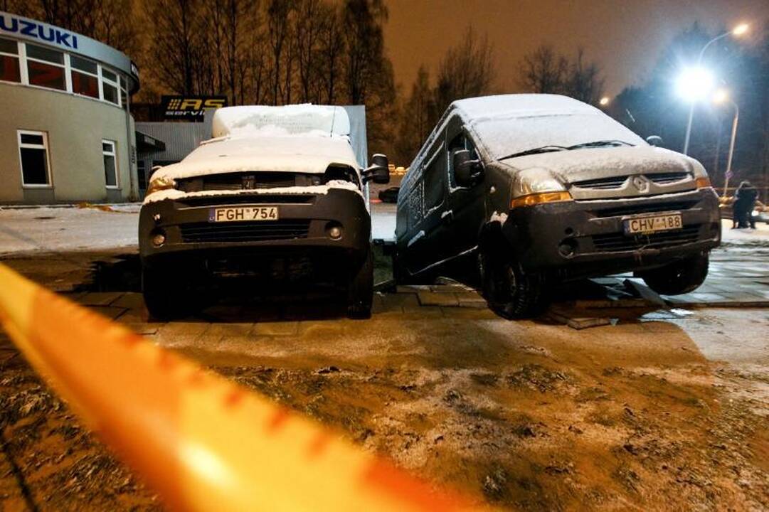 Vilniuje į gilią smegduobę įkrito du automobiliai