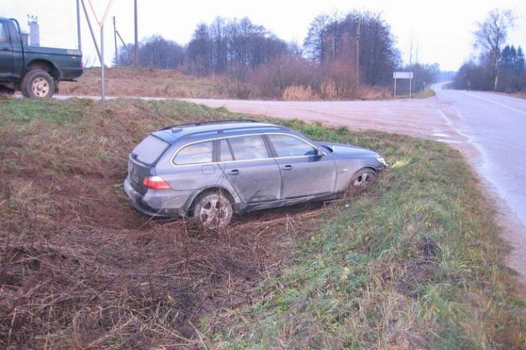 Kaunietis su Švedijoje vogtu automobiliu užstrigo griovyje