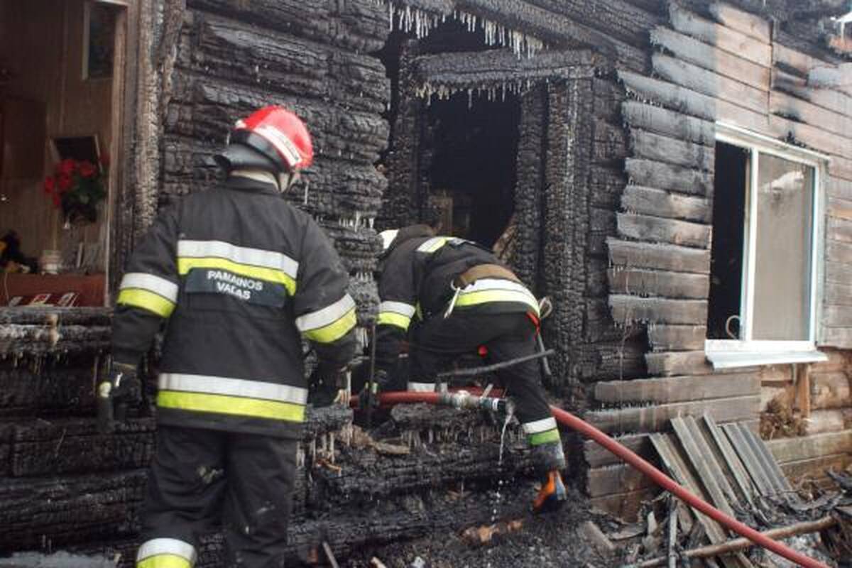 Prestižinėje Laurų gatvėje gaisras be pastogės paliko penkias šeimas