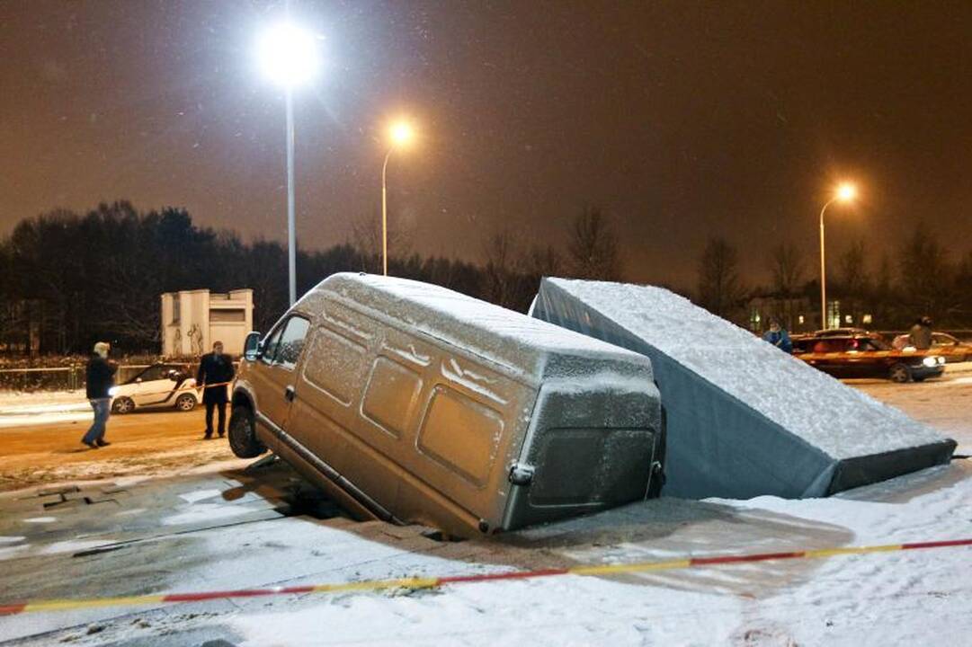 Vilniuje į gilią smegduobę įkrito du automobiliai