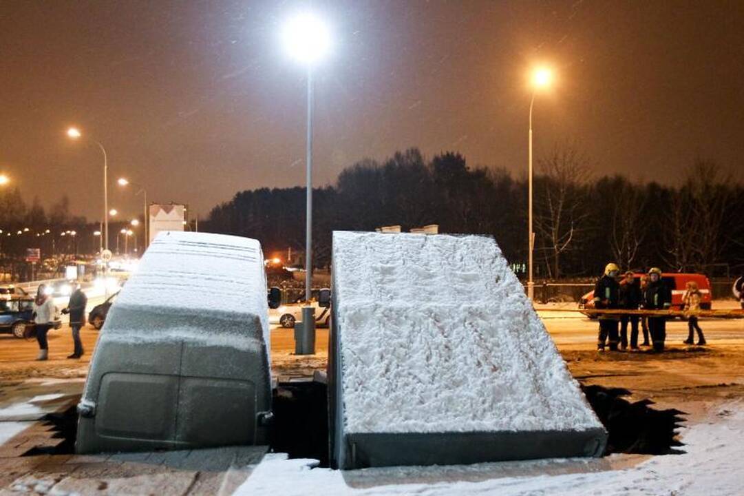 Vilniuje į gilią smegduobę įkrito du automobiliai