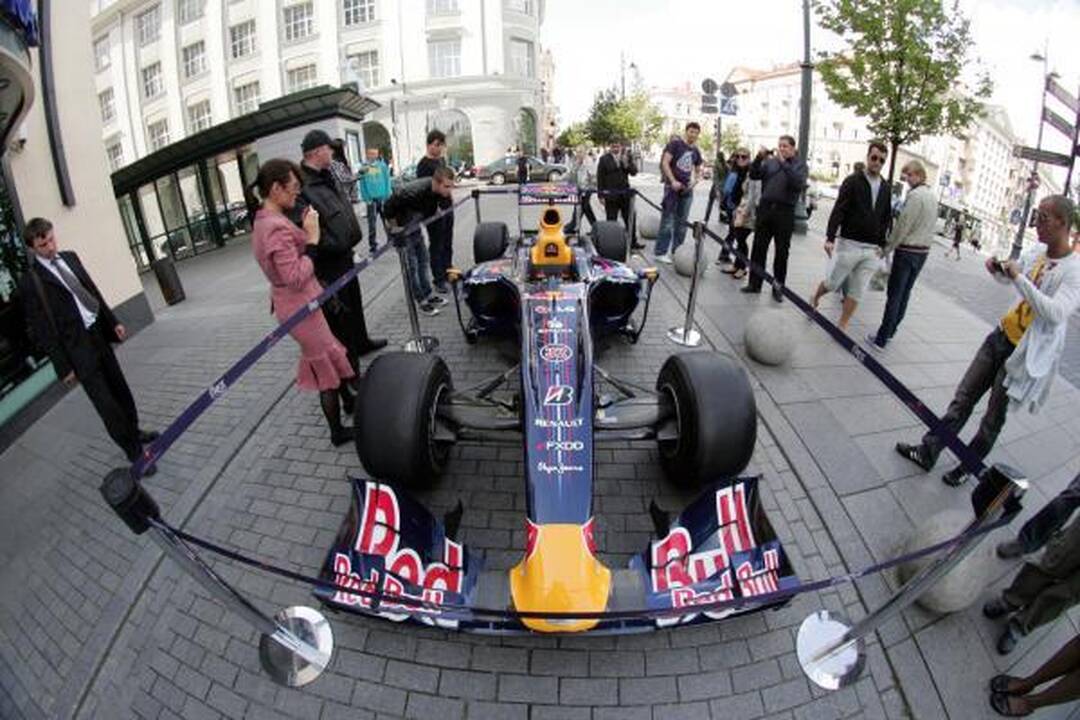 "Formulės 1" bolidas laksto po sostinę be Davido Coulthardo