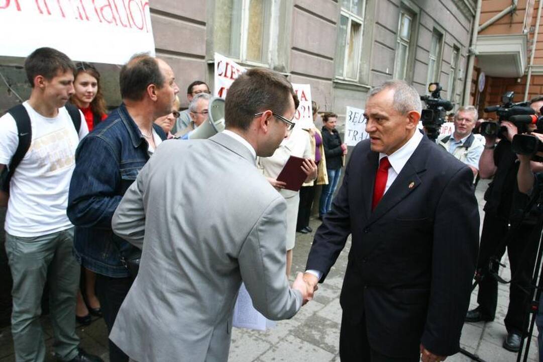 Per šimtą žmonių susirinko į lenkų organizacijų mitingą prie Vengrijos ambasados