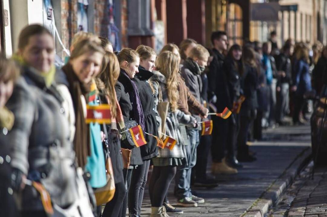 Maironio gimtadienį mokiniai paminėjo susikibę rankomis
