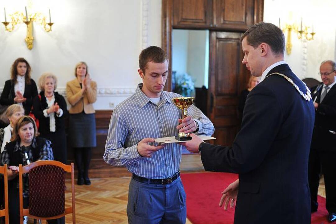 Rotušėje apdovanoti Kauną garsinantys moksleiviai