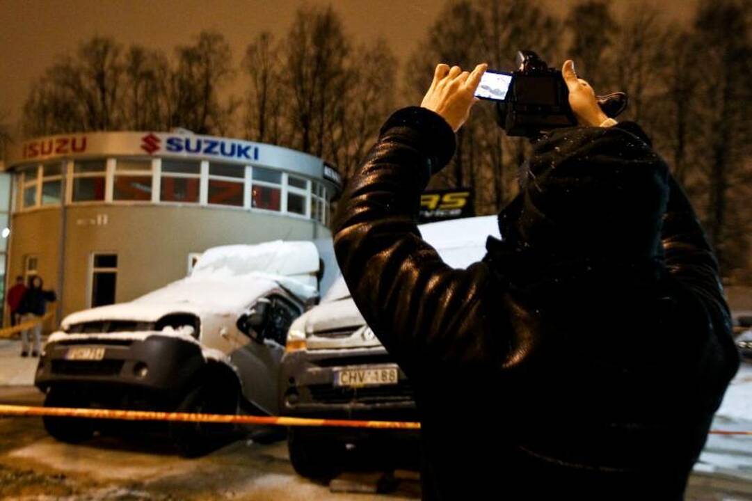 Vilniuje į gilią smegduobę įkrito du automobiliai