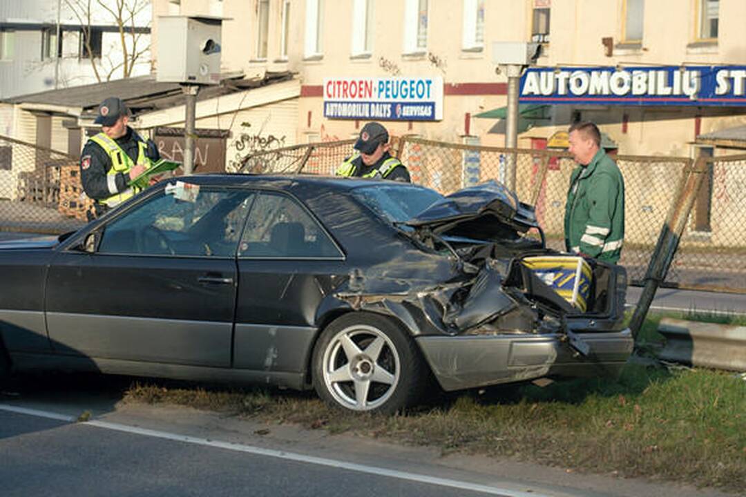 Mersedeso vairuotojas suniokojo greičio matuoklį ir pabėgo