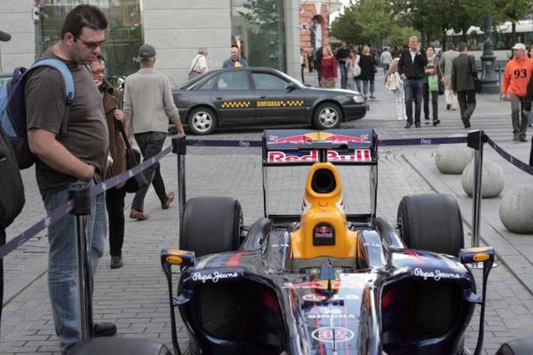 "Formulės 1" bolidas laksto po sostinę be Davido Coulthardo