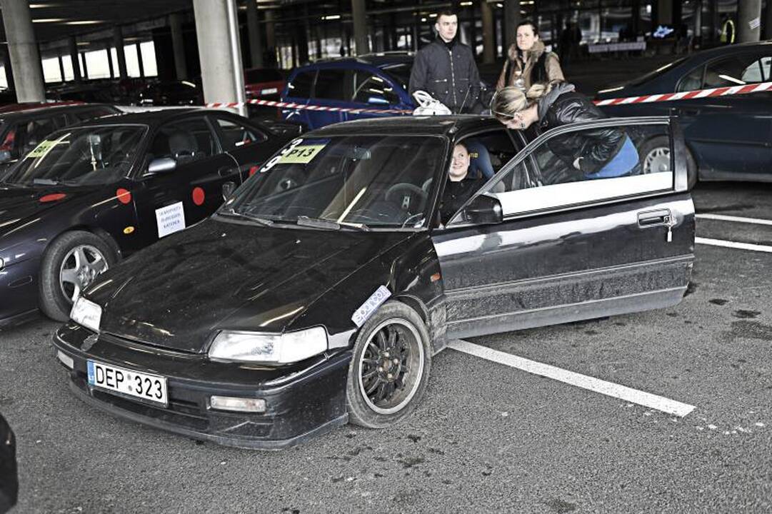 „Žalgirio“ arenos papėdėje – automobilių slalomas