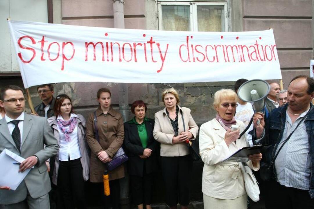 Per šimtą žmonių susirinko į lenkų organizacijų mitingą prie Vengrijos ambasados