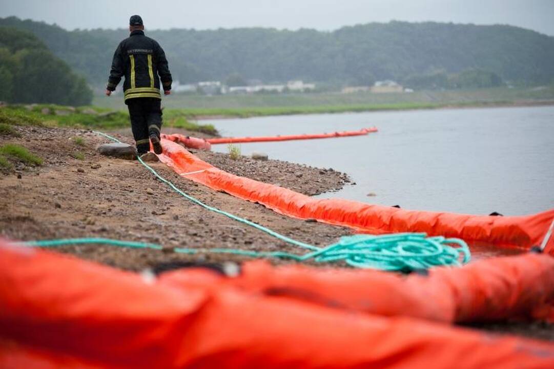 Ugniagesiai Neryje mokėsi rinkti teršalus