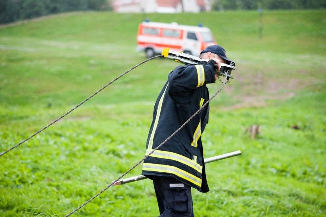 Ugniagesiai Neryje mokėsi rinkti teršalus