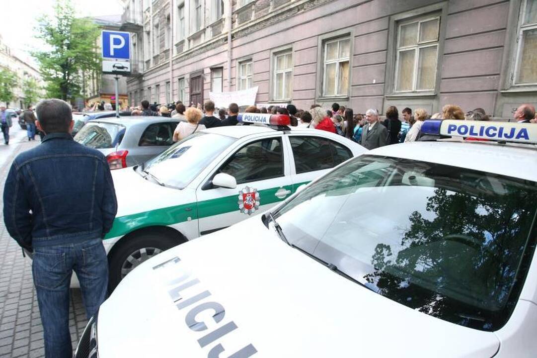 Per šimtą žmonių susirinko į lenkų organizacijų mitingą prie Vengrijos ambasados