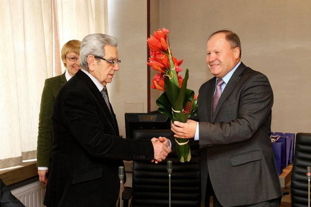 V.Garastas mokys istorijos, K.Kemzūra – fizikos 