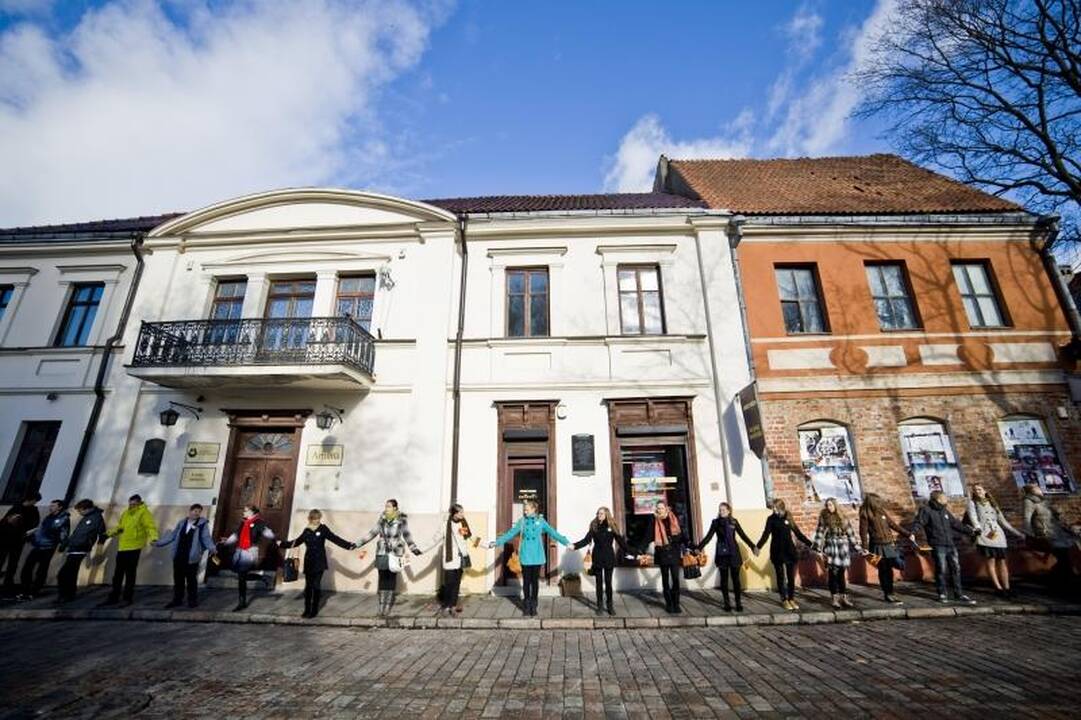 Maironio gimtadienį mokiniai paminėjo susikibę rankomis