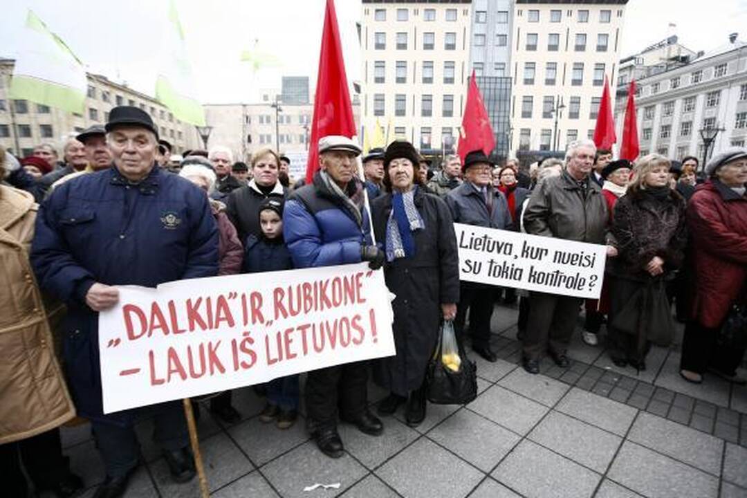 Mitinge prieš šilumos kainas - provokatoriai su "Gazprom" vėliavomis
