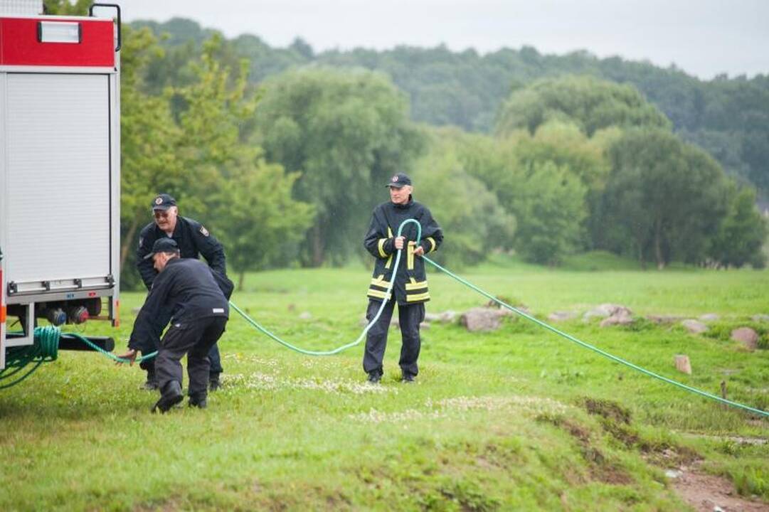 Ugniagesiai Neryje mokėsi rinkti teršalus