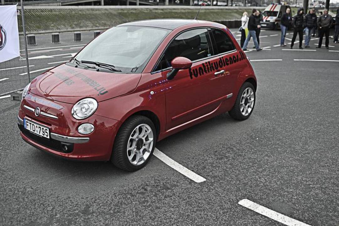 „Žalgirio“ arenos papėdėje – automobilių slalomas