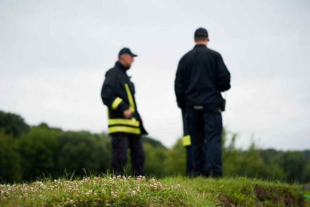 Ugniagesiai Neryje mokėsi rinkti teršalus