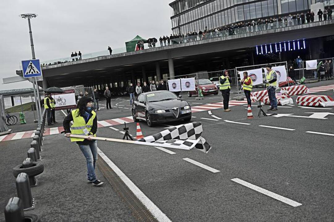 „Žalgirio“ arenos papėdėje – automobilių slalomas