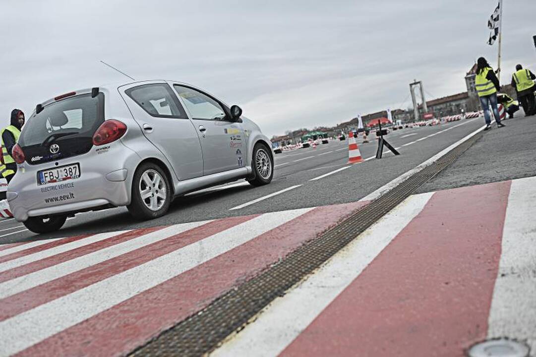 „Žalgirio“ arenos papėdėje – automobilių slalomas