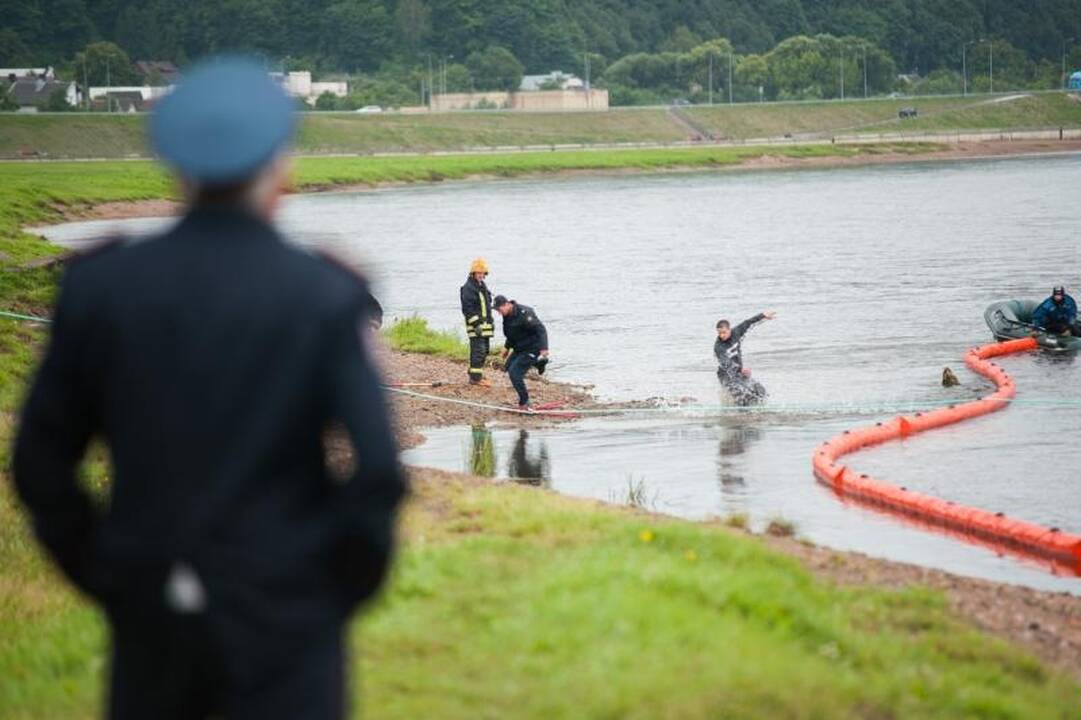 Ugniagesiai Neryje mokėsi rinkti teršalus